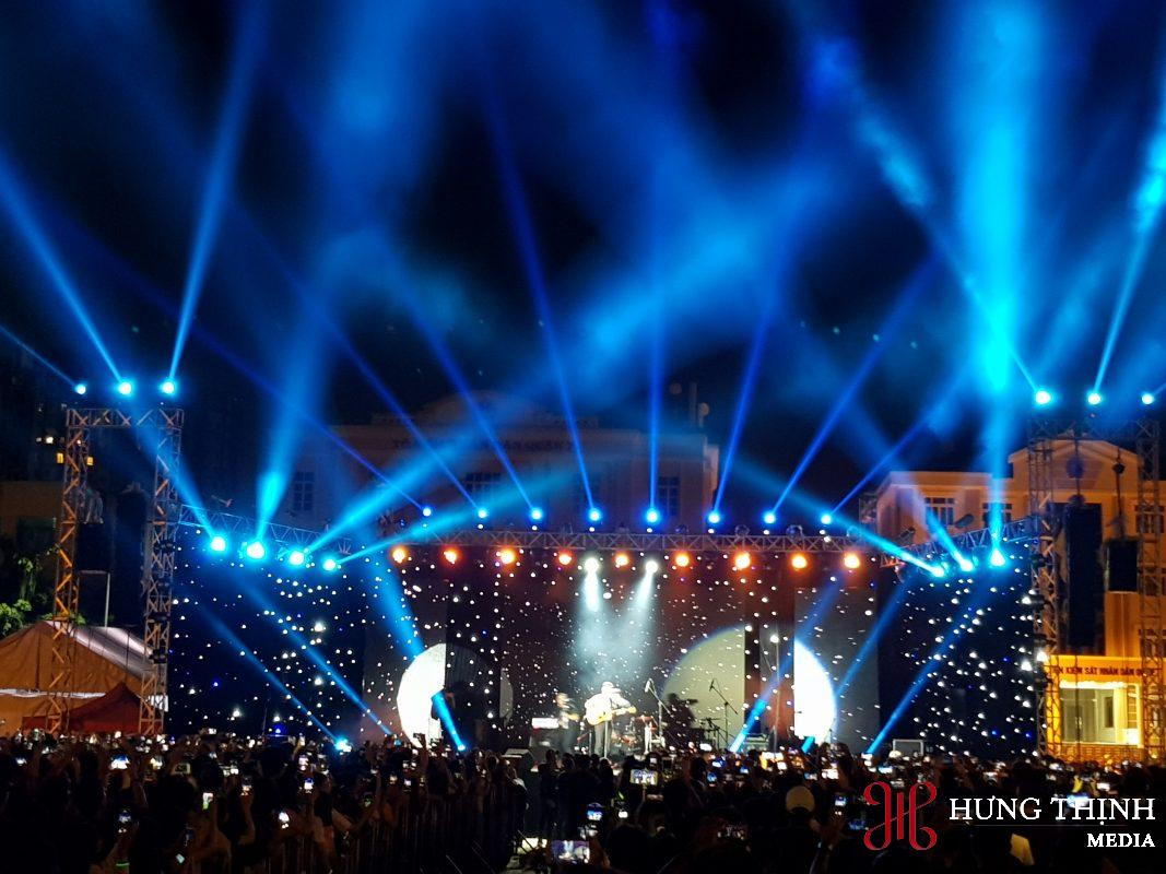 Trang trí sân khấu sự kiện ngoài trời Show âm nhạc chuyên nghiệp do Sự kiện Hưng Thịnh thiết kế và thi công