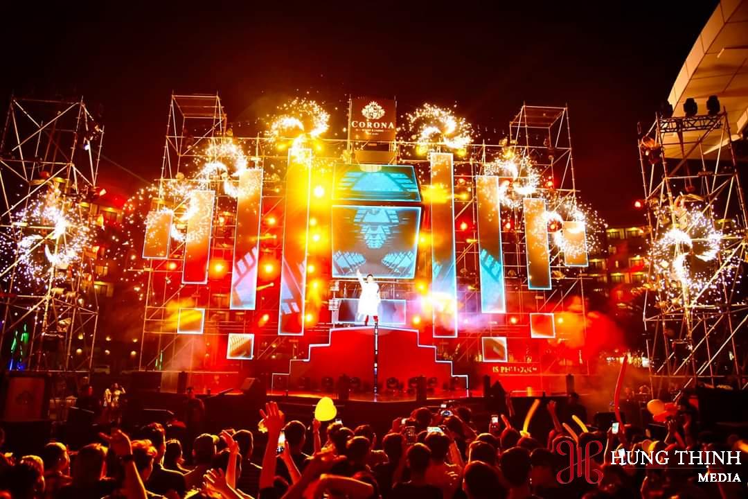 Trang trí sân khấu sự kiện ngoài trời Show âm nhạc do Sự kiện Hưng Thịnh thiết kế và thi công