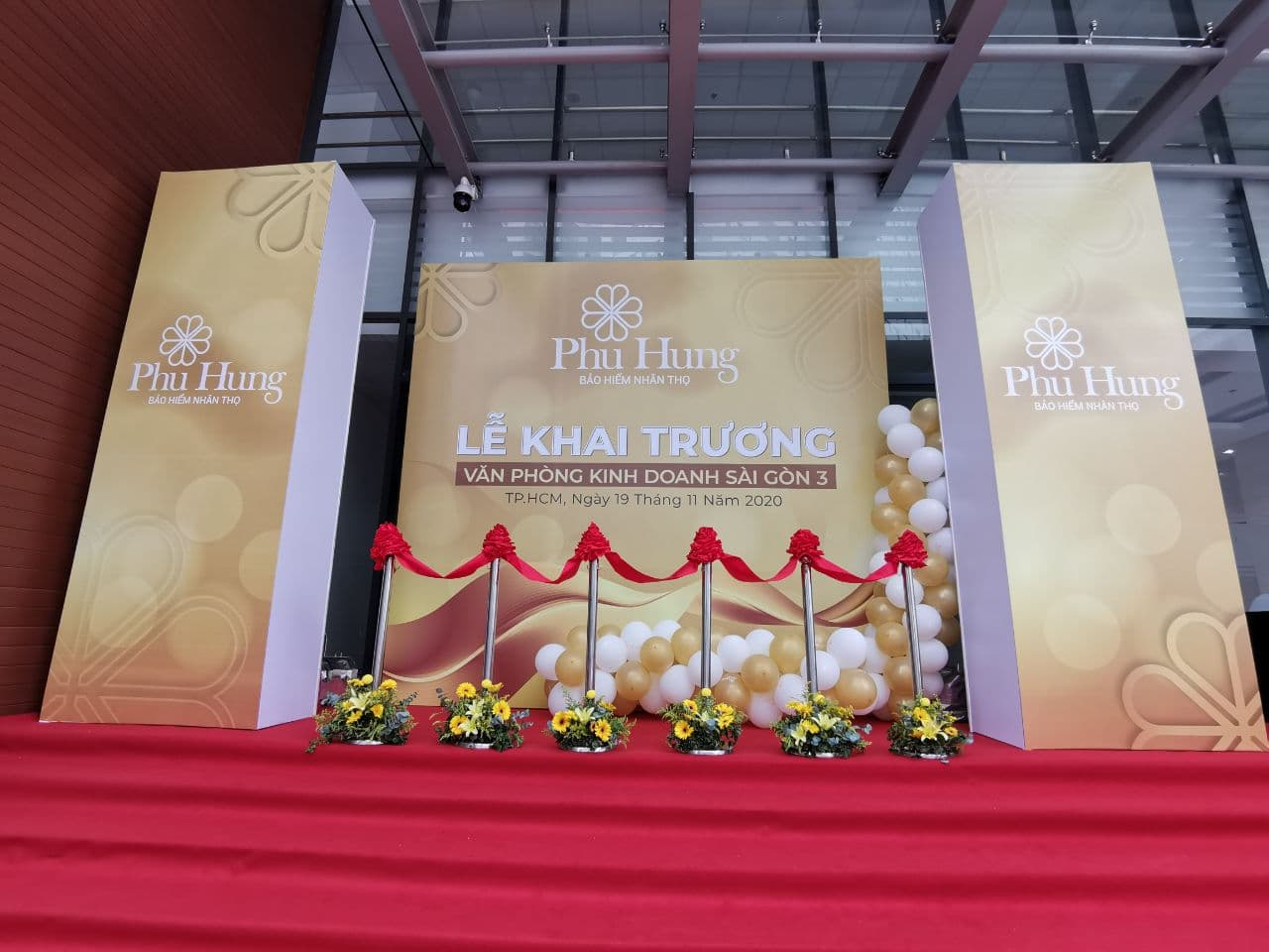 Backdrop ấn tượng chất lượng cao trong gói cho thuê thiết bị sự kiện.