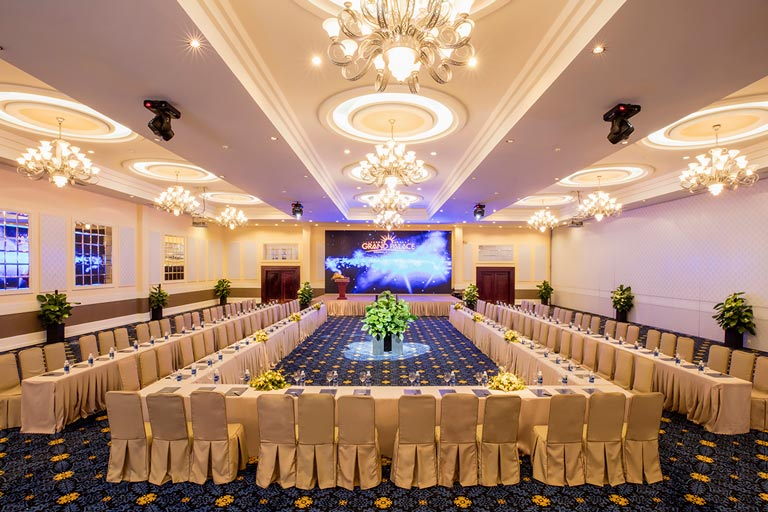 Dịch vụ cho thuê thiết bị sự kiện "Grand Palace" hỗ trợ lắp đặt và vận hành chuyên nghiệp tại Sự kiện Hưng Thịnh