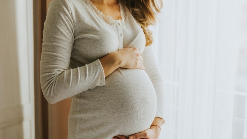 bà bầu có nên đi khai trương cửa hàng không