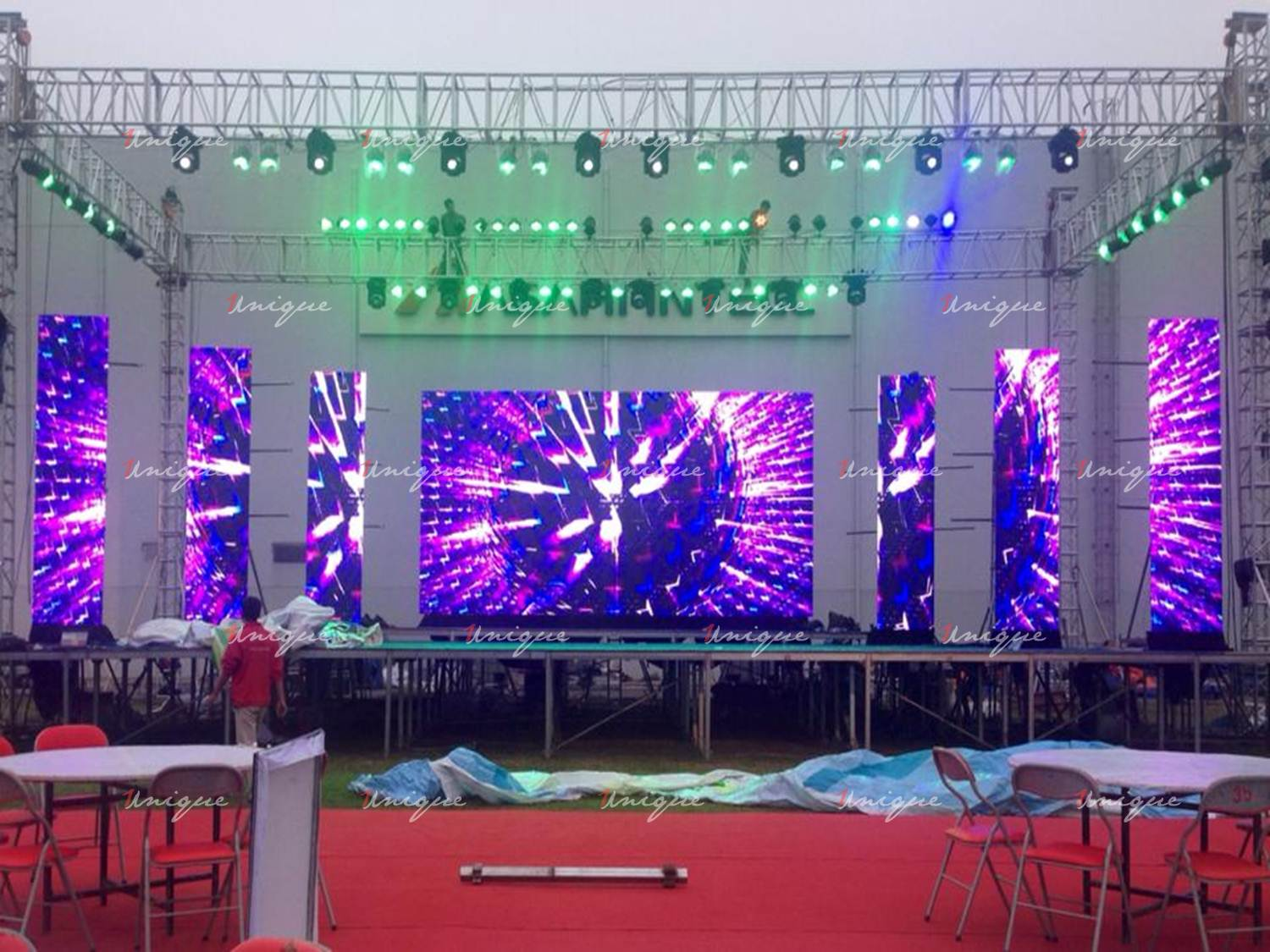 Trang trí sân khấu sự kiện ngoài trời với ánh sáng LED rực rỡ, tạo không gian ấn tượng cho khán giả.